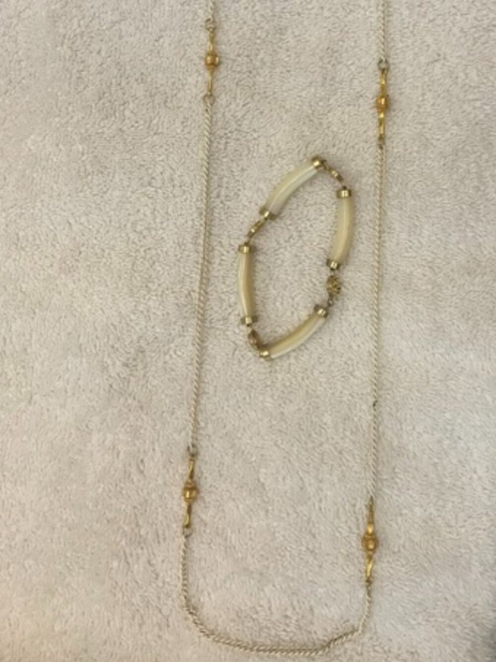 Vintage gold-tone chain jewelry set incudes necklace and bracelet